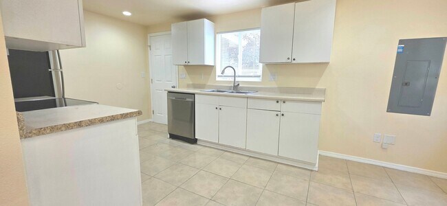 Building Photo - 2BD-1BA LYNNWOOD COTTAGE