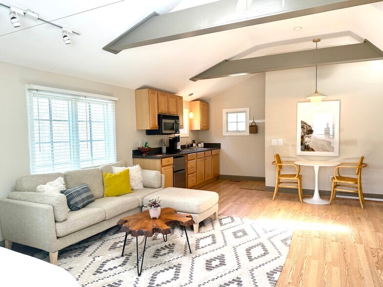 Building Photo - 6204 Old Military Rd