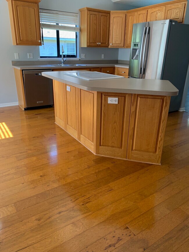 Building Photo - 2010 S Elm St