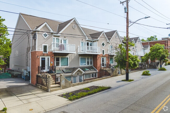 Building Photo - Walk to UC & UC Medical | 1BR/2BR Apartments