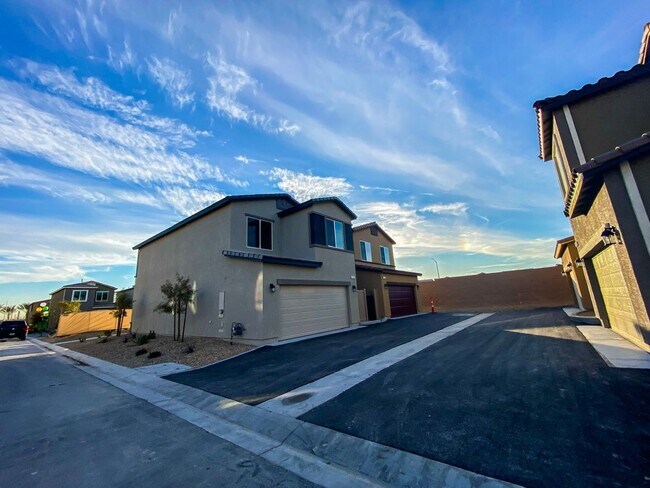 Building Photo - GATED 3 BED 2 BATH 2 CAR GARAGE SINGLE FAM...