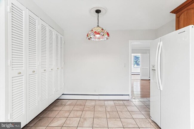 Building Photo - 5813 Midhill St