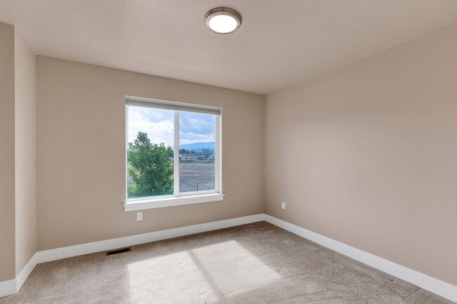 Building Photo - 3 Bed 2.5 Bath Townhome With Garage | $2,6...