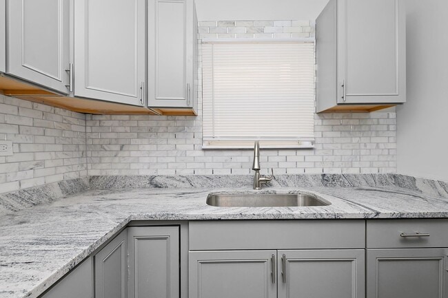 Building Photo - Gorgeous 2bed/1bath Condo Unit For Rent in...