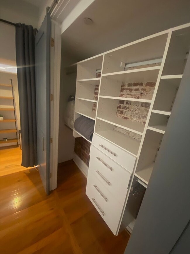 Building Photo - Open And Updated One Bedroom Apartment At ...