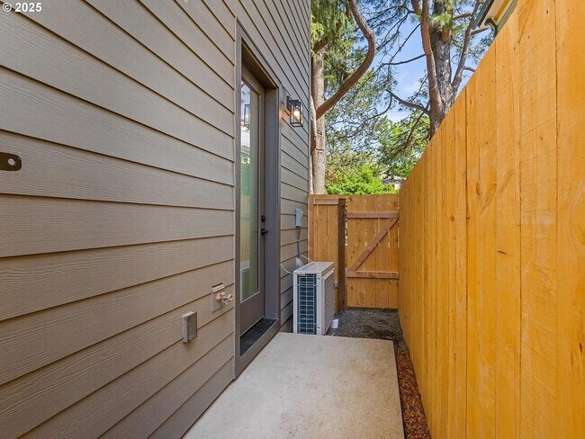 Building Photo - 1610-1612 SE Morrison St.