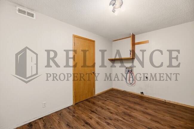 Building Photo - 516 N Lakeside Dr