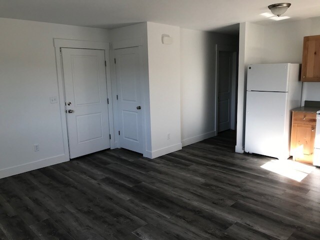 Kitchen/ Front entry - 534 E Chubbuck Rd