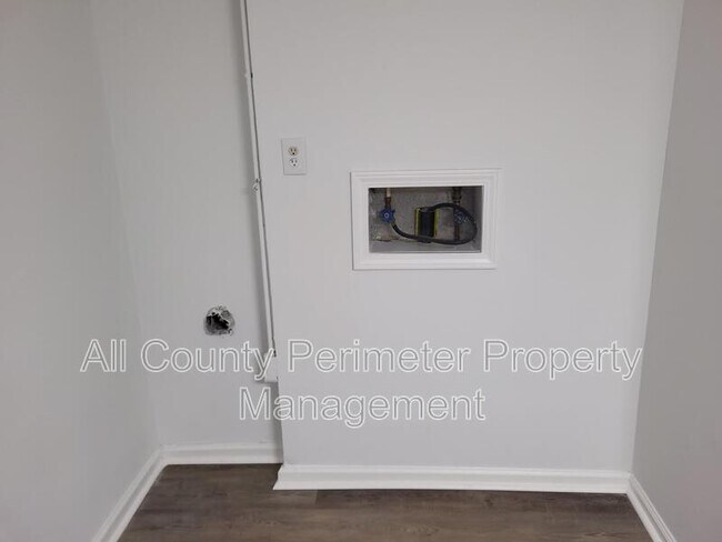 Building Photo - 6370 Ashdale Dr