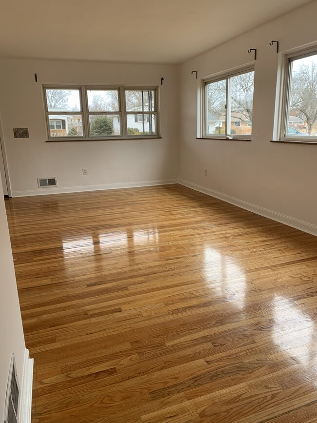 Building Photo - 5073 Grosse Pointe Ln