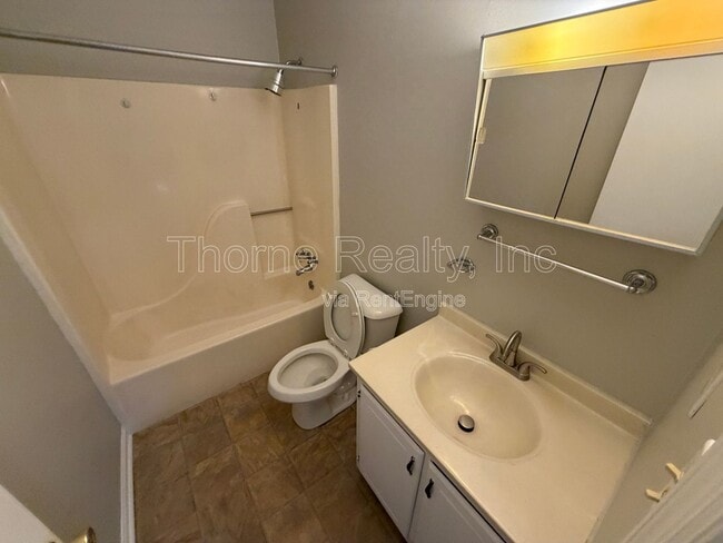 Building Photo - 2247 Sherwood Ave