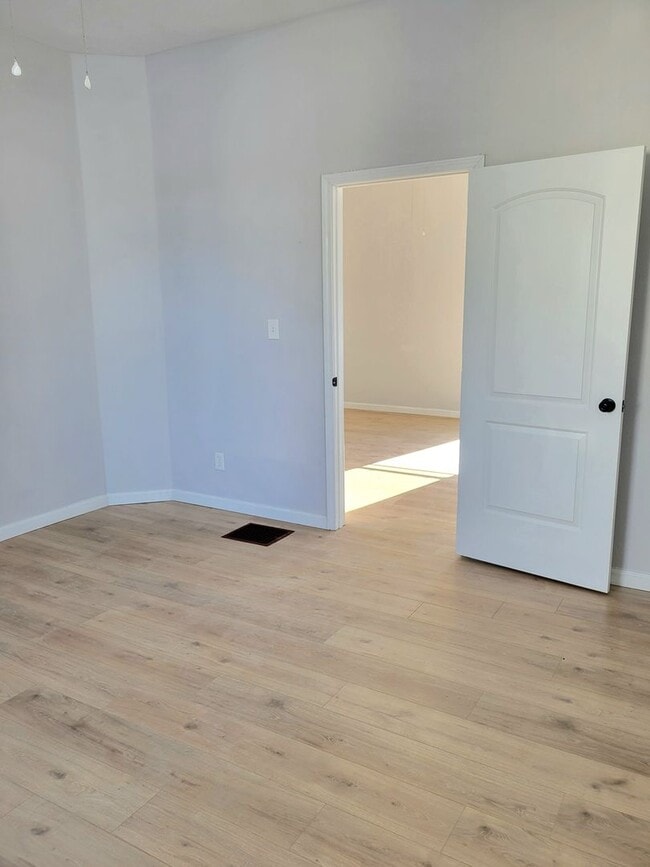 Building Photo - Renovated and Ready to Rent...340 N Aurora Collinsville