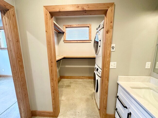 Building Photo - 121 E 26th Ave