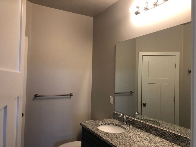 Building Photo - 4 Bedroom 2.5 Bathroom Townhome