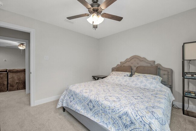Building Photo - 5718 Oak Hvn Ln