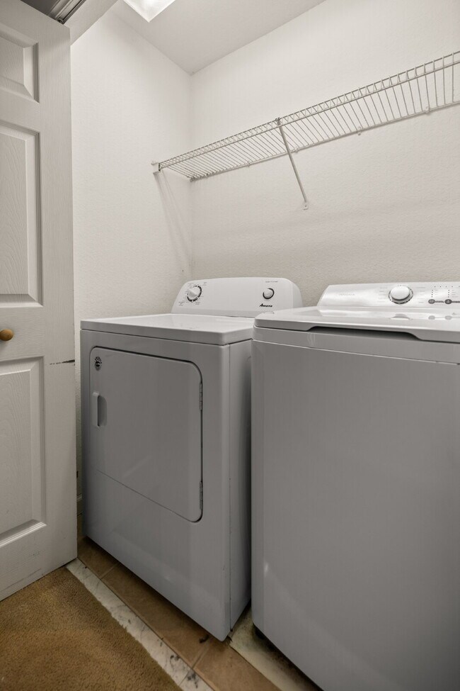 Building Photo - 2BR Townhome in Wynchase | Dual Suites + Screened Lanai