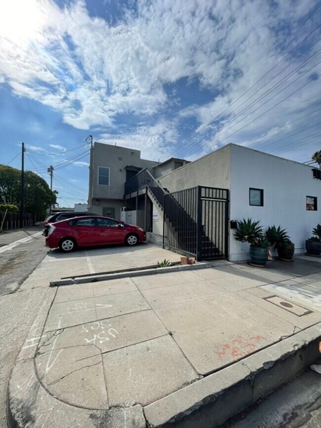 Building Photo - 2000 Lincoln Blvd