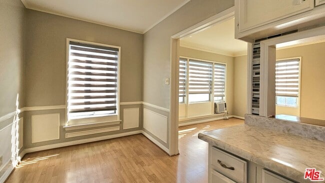 Building Photo - 1022 S Norton Ave