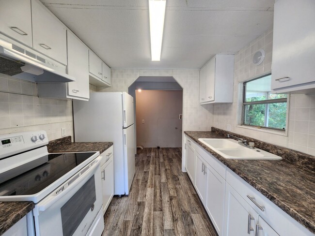 Building Photo - 654 SE 128th Ave