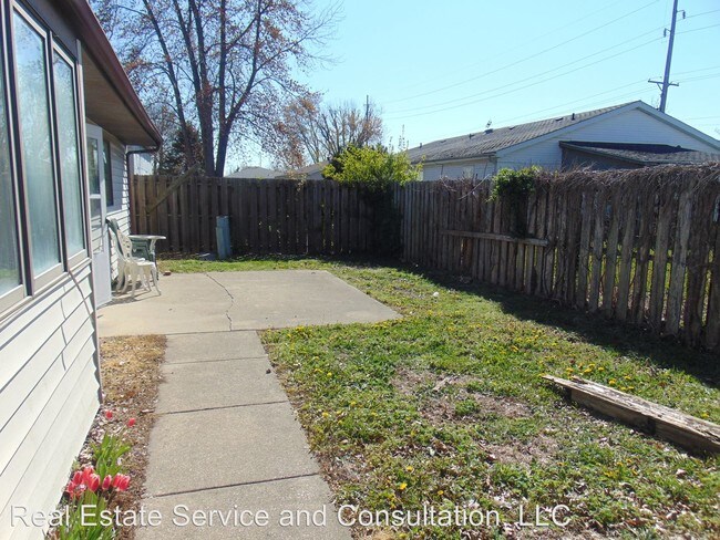 Building Photo - 1000 Lori Ln