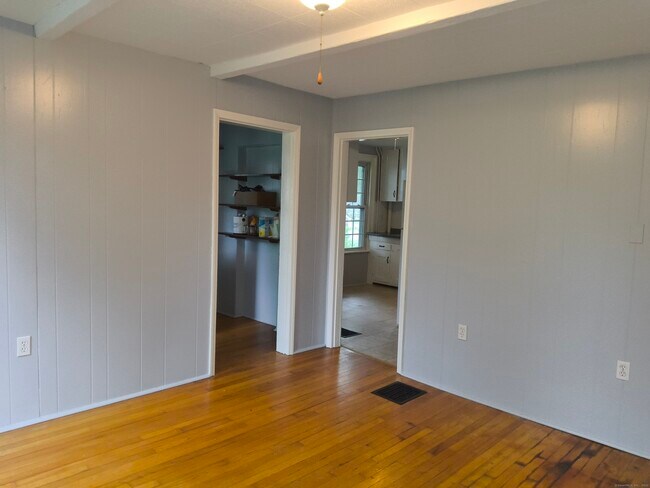 Building Photo - 136 Maple St