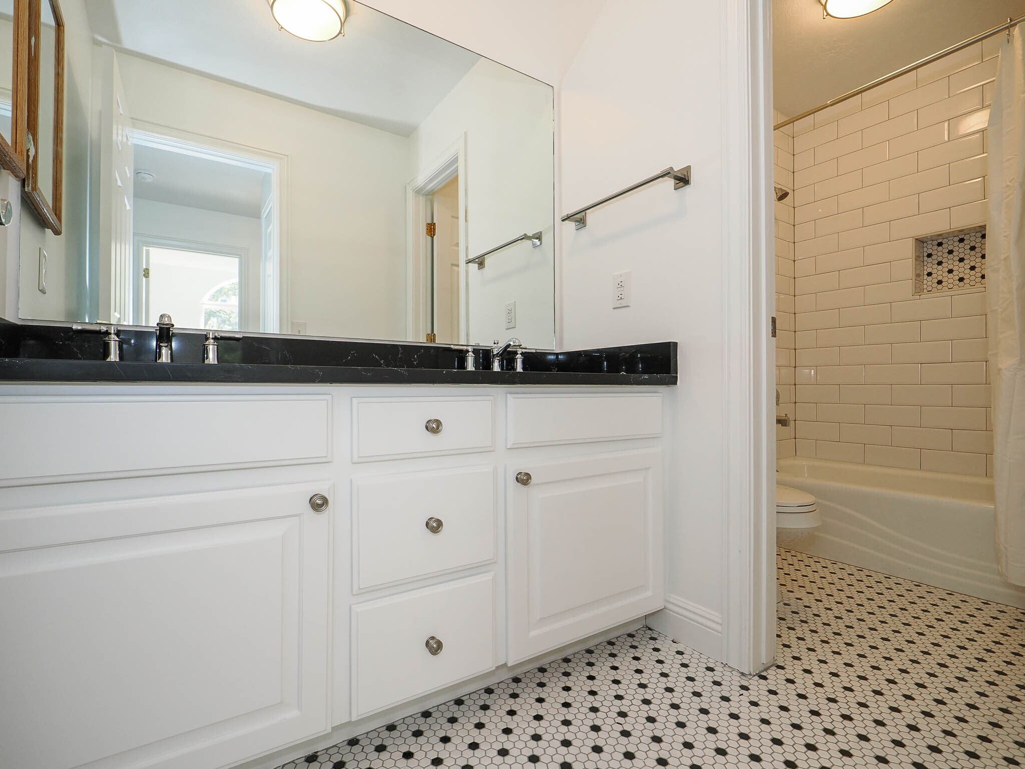 Building Photo - 2368 Maple Hills Dr