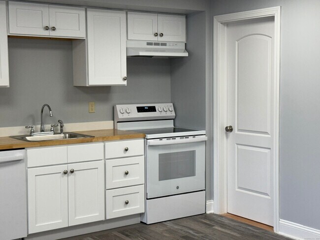 Building Photo - 211 Montowese St