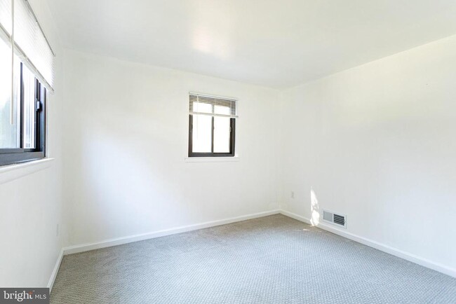 Building Photo - 4203 Lyons St