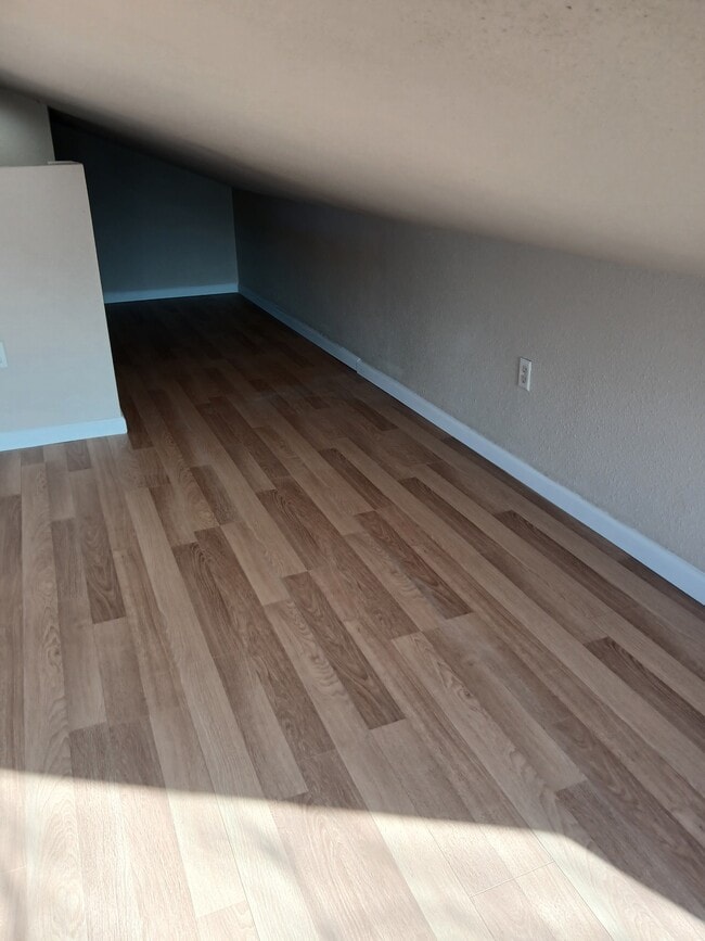 Building Photo - 513 S Ash St