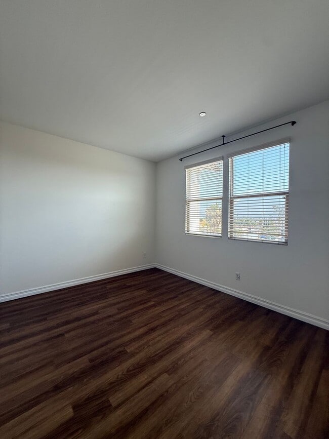 Building Photo - 2 Bedroom, 2.5 Bath Tri-level townhouse in Signal Hill