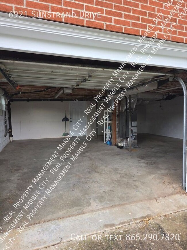 Building Photo - 6921 Sunstrand Dr