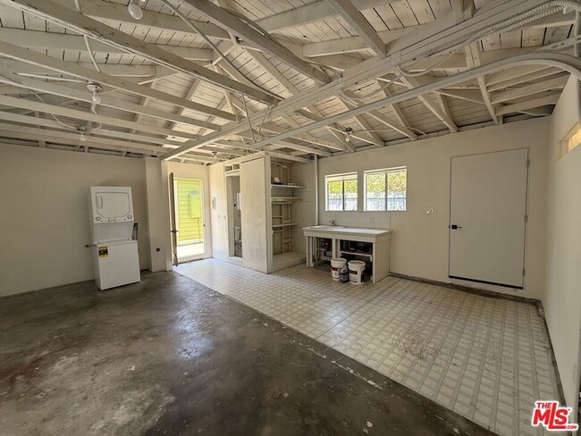Building Photo - 802 Superba Ave