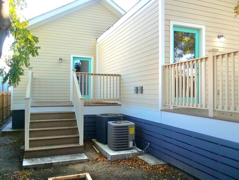 Building Photo - 2109 Rousseau St
