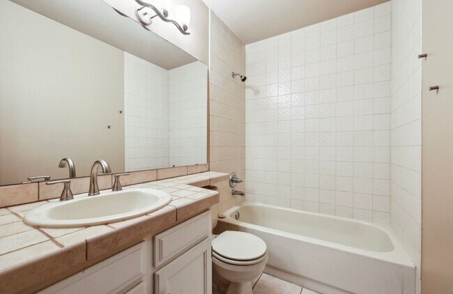 Building Photo - $0 DEPOSIT OPTIONS. SPACIOUS 2 BED, 2.5 BA...