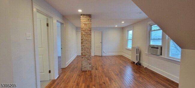 Building Photo - 18 Olive St