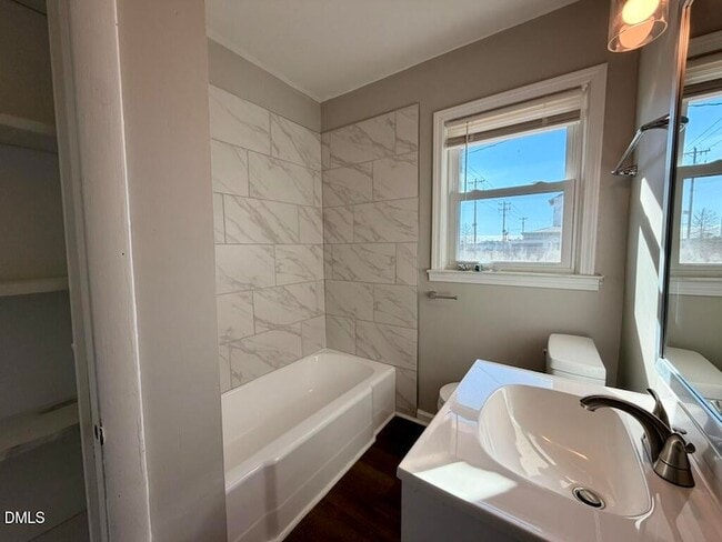 Building Photo - 910 E Divine St