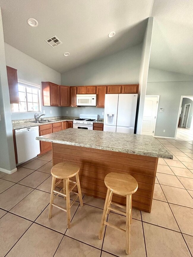 Building Photo - 3 Bedroom with open floor plan
