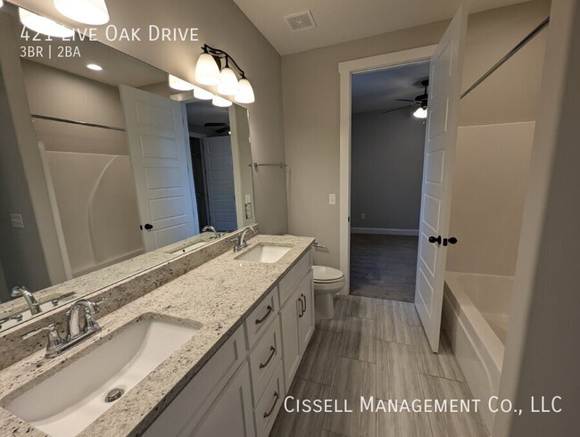 Building Photo - 421 Live Oak Dr