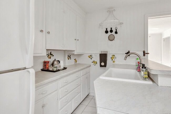 Building Photo - 124 Stiles St