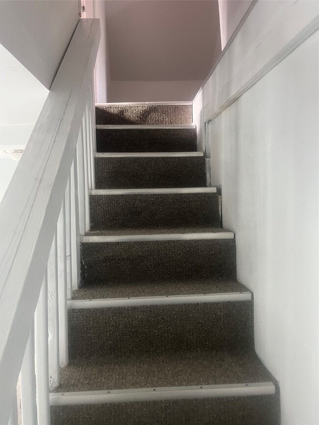 Building Photo - 127 Burbank Ave