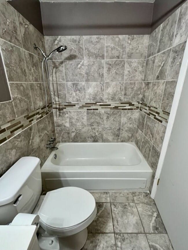 Building Photo - Rental Avail in Montclair!