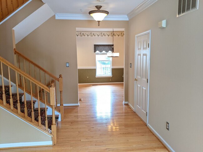 Building Photo - Townhouse in Spring Ridge community - OAKDALE school district - available before the holidays!