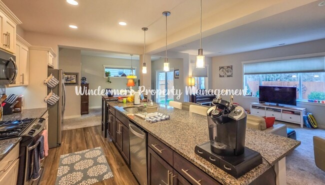 Building Photo - Gorgeous, Spacious 4 bed Home, CK Schools, LARGE fully fenced yard - A/C, close to trails and more!