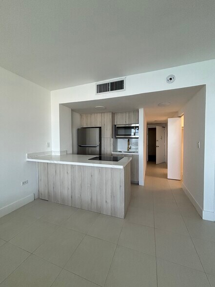 Building Photo - 905 Brickell Bay Dr