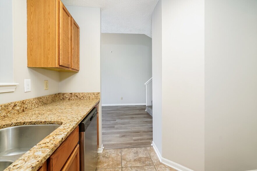 Building Photo - 4471 Connaught Dr E