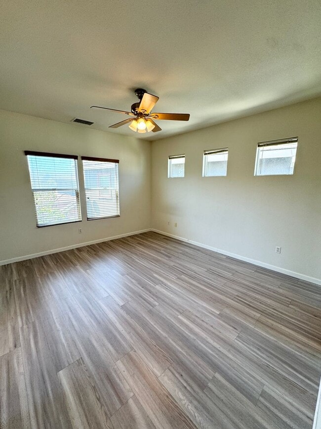 Building Photo - THREE BEDROOM TWO AND A HALF BATH POOL USE SEE VIDEO