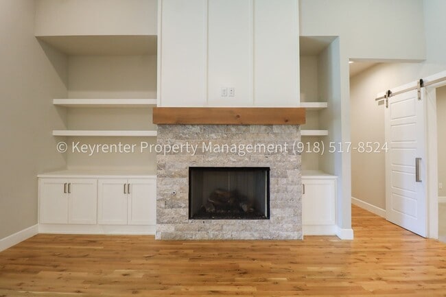 Building Photo - COMING SOON! Marvelous and Modern 3 Bed/ 3.5 Bath Home in South Broken Arrow!
