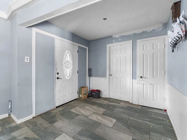 Building Photo - 2405 Summit Dr