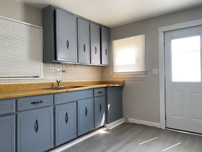Building Photo - Two bedroom one bathroom single home in Sp...