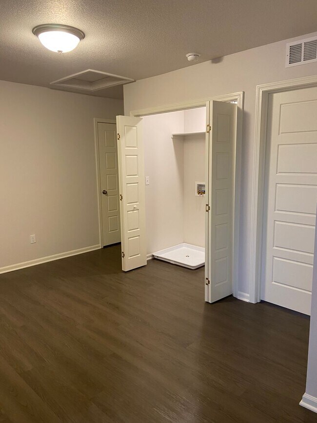 Building Photo - Modern Spring Hill Living | 3 Bed, 2.5 Bath Home with Loft, Open Floor Plan & Privacy Fence!